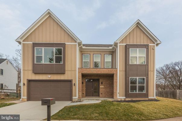 Attached, Exterior, Facade, Farmhouse