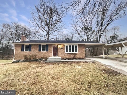 Exterior, Facade, Brick Facade, Cape Cod