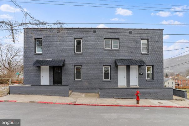 Exterior, Facade, Brick Facade, Georgian