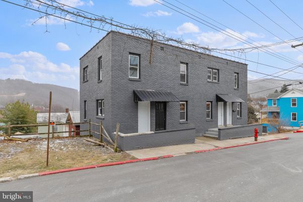 Exterior, Facade, Brick Facade, Rowhouse
