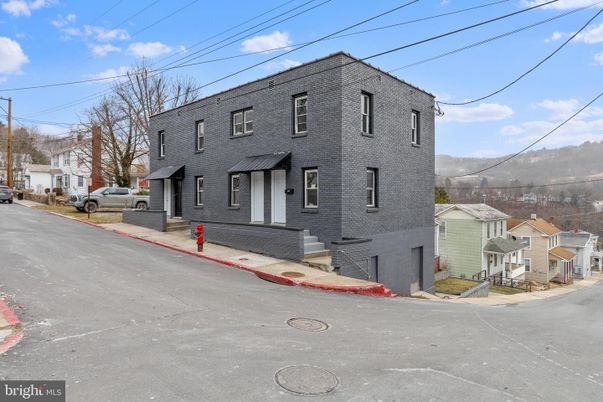 Exterior, Facade, Rowhouse