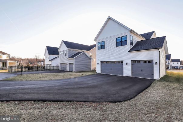 Attached, Exterior, Facade, Farmhouse