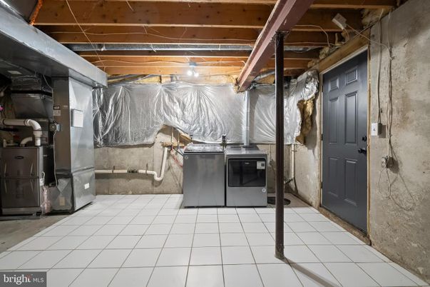 Interior, Washer, Wooden Beams