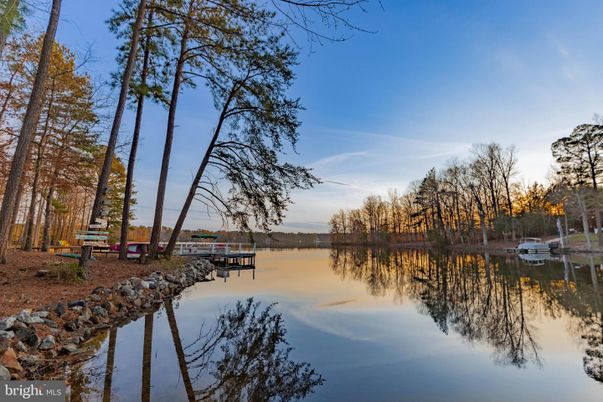 Exterior, Lake