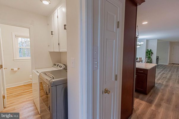 Interior, Recessed Lighting, Washer, Wood Texture Flooring