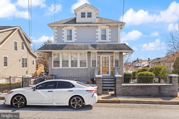 Exterior, Facade, American Foursquare