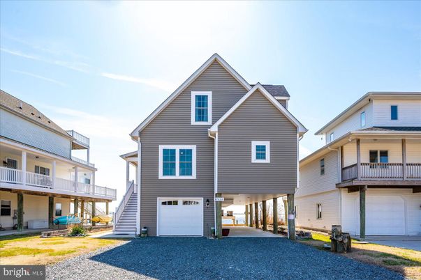 Attached, Exterior, Facade, Farmhouse