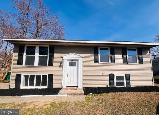 Exterior, Facade, Raised Ranch