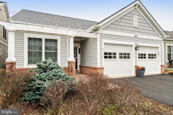 Attached, Exterior, Facade, Ranch