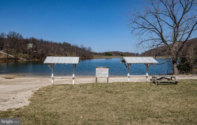 Exterior, Lake