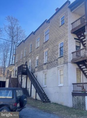 Exterior, Facade, Rowhouse