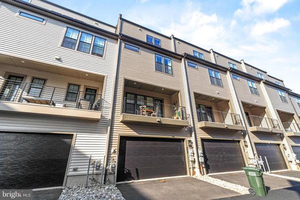 Attached, Exterior, Facade, Rowhouse
