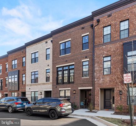 Exterior, Facade, Brick Facade, Rowhouse