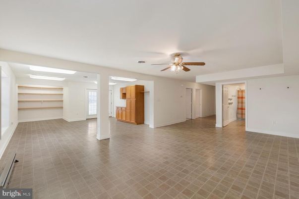 Empty room, Interior