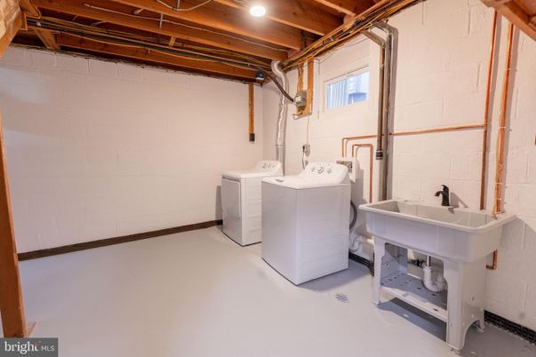 Interior, Washer, Wooden Beams