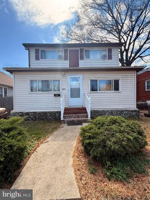 Exterior, Facade, Raised Ranch