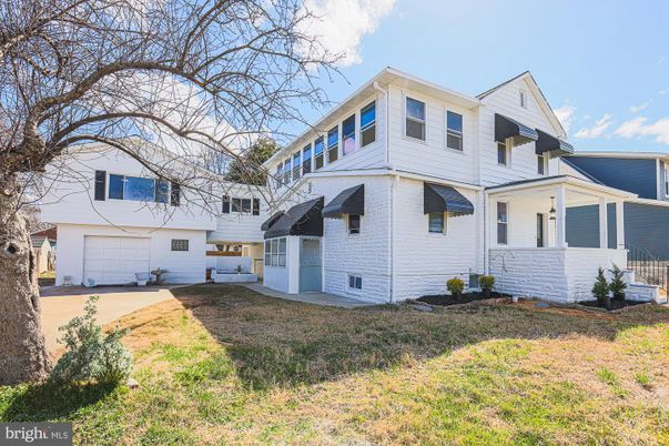 Attached, Exterior, Facade, Farmhouse