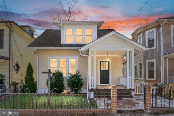 Exterior, Facade, American Foursquare