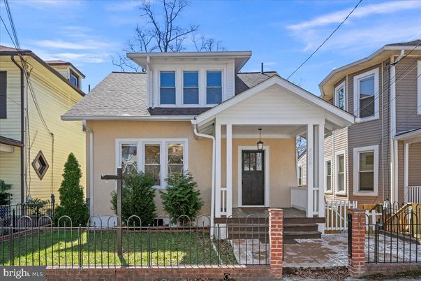 Exterior, Facade, American Foursquare