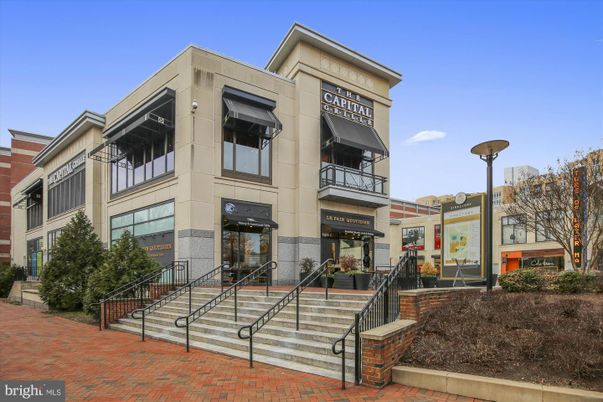 Exterior, Facade, Modern