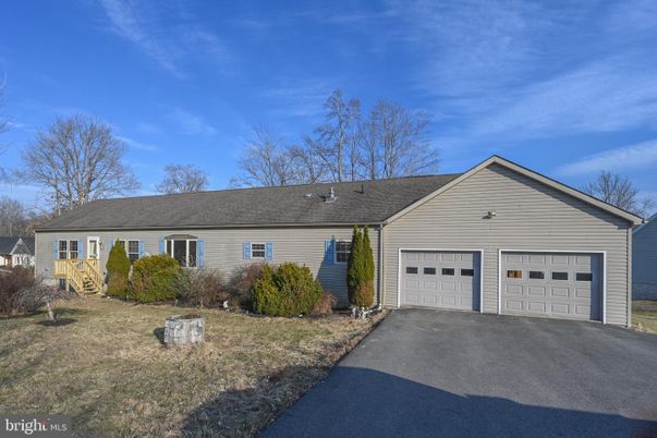Attached, Exterior, Facade, Ranch