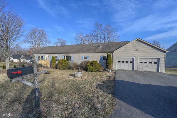 Attached, Exterior, Facade, Ranch