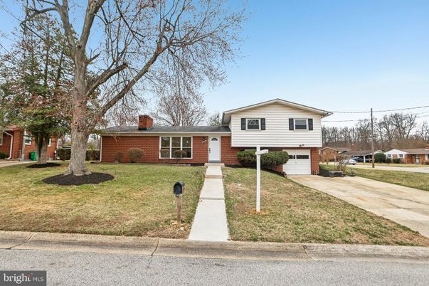 Attached, Exterior, Facade, Brick Facade, Split Level