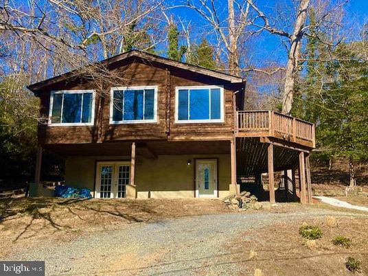 Exterior, Facade, Log Home