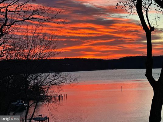 Exterior, Lake