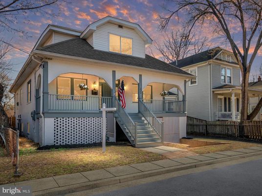 Exterior, Facade, American Foursquare