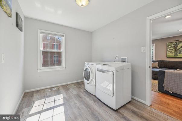 Interior, Recessed Lighting, Washer, Wood Texture Flooring