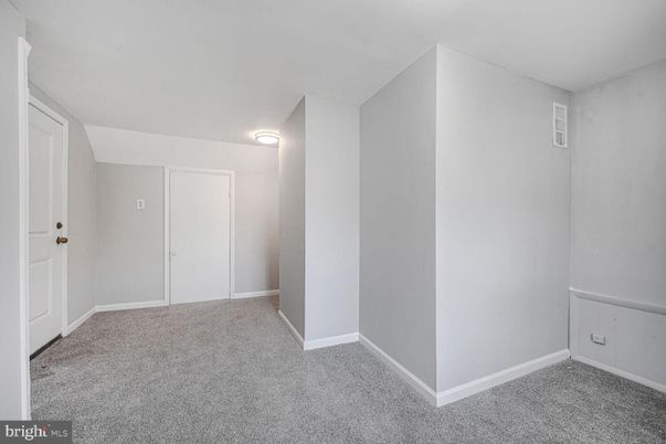 Empty room, Interior