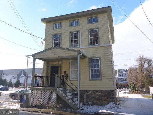 Exterior, Facade, American Foursquare