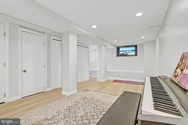 Interior, Piano, Recessed Lighting, Wood Texture Flooring
