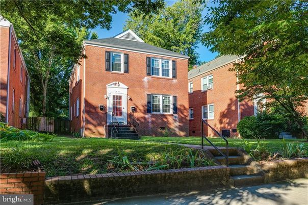 Exterior, Facade, Brick Facade, Georgian