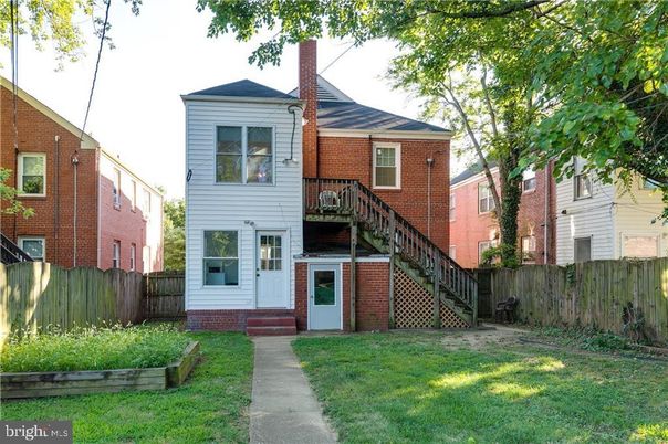 Exterior, Facade, Brick Facade, Rowhouse
