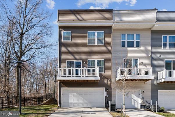Attached, Exterior, Facade, Rowhouse