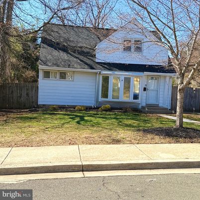 Attached, Exterior, Facade, Cape Cod