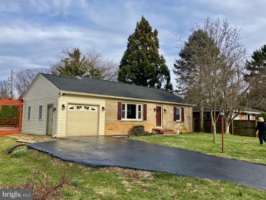 Attached, Exterior, Facade, Cape Cod