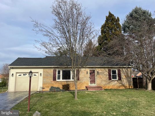 Attached, Exterior, Facade, Cape Cod