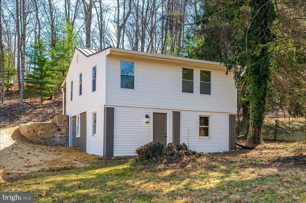 Exterior, Facade, Raised Ranch