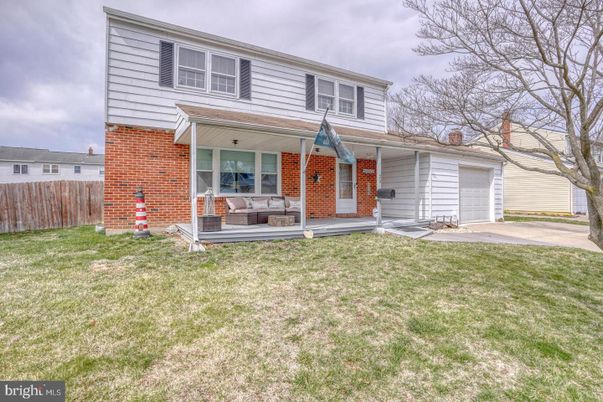 Attached, Exterior, Facade, Brick Facade, Raised Ranch