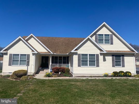 Exterior, Facade, Ranch
