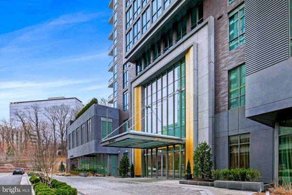 Exterior, Facade, Modern