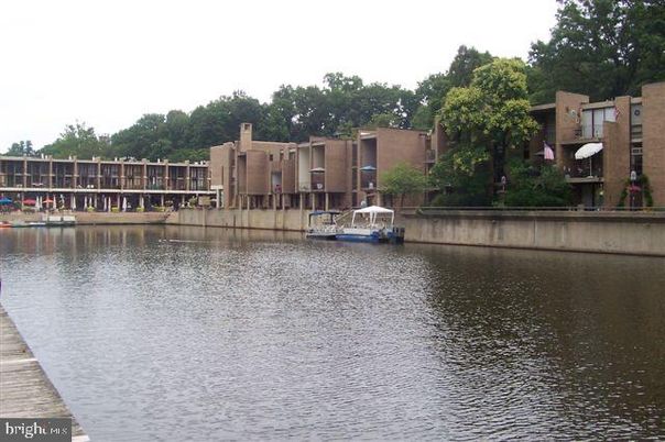Exterior, Lake