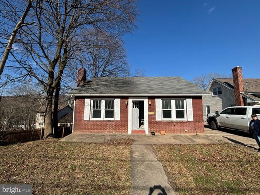 Exterior, Facade, Brick Facade, Cape Cod