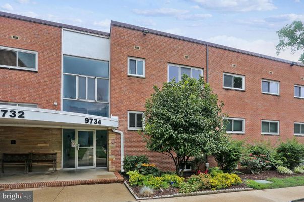 Exterior, Facade, Brick Facade, Rowhouse