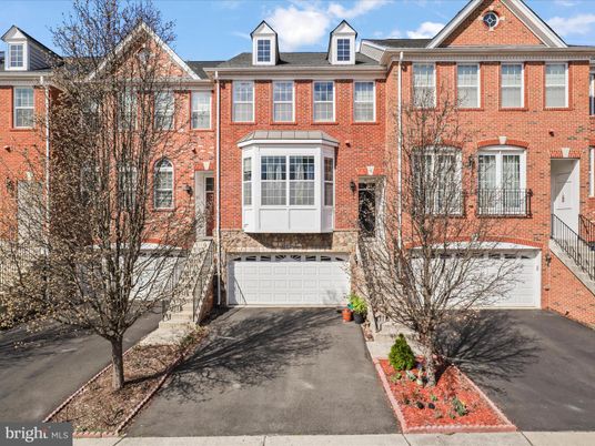 Attached, Exterior, Facade, Brick Facade, Georgian