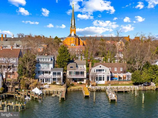 Exterior, Lake