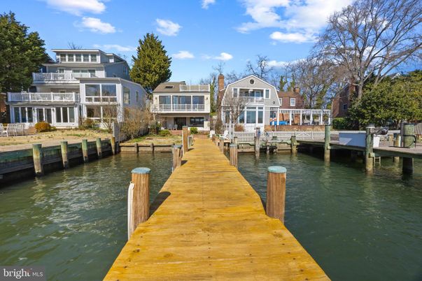 Exterior, Lake
